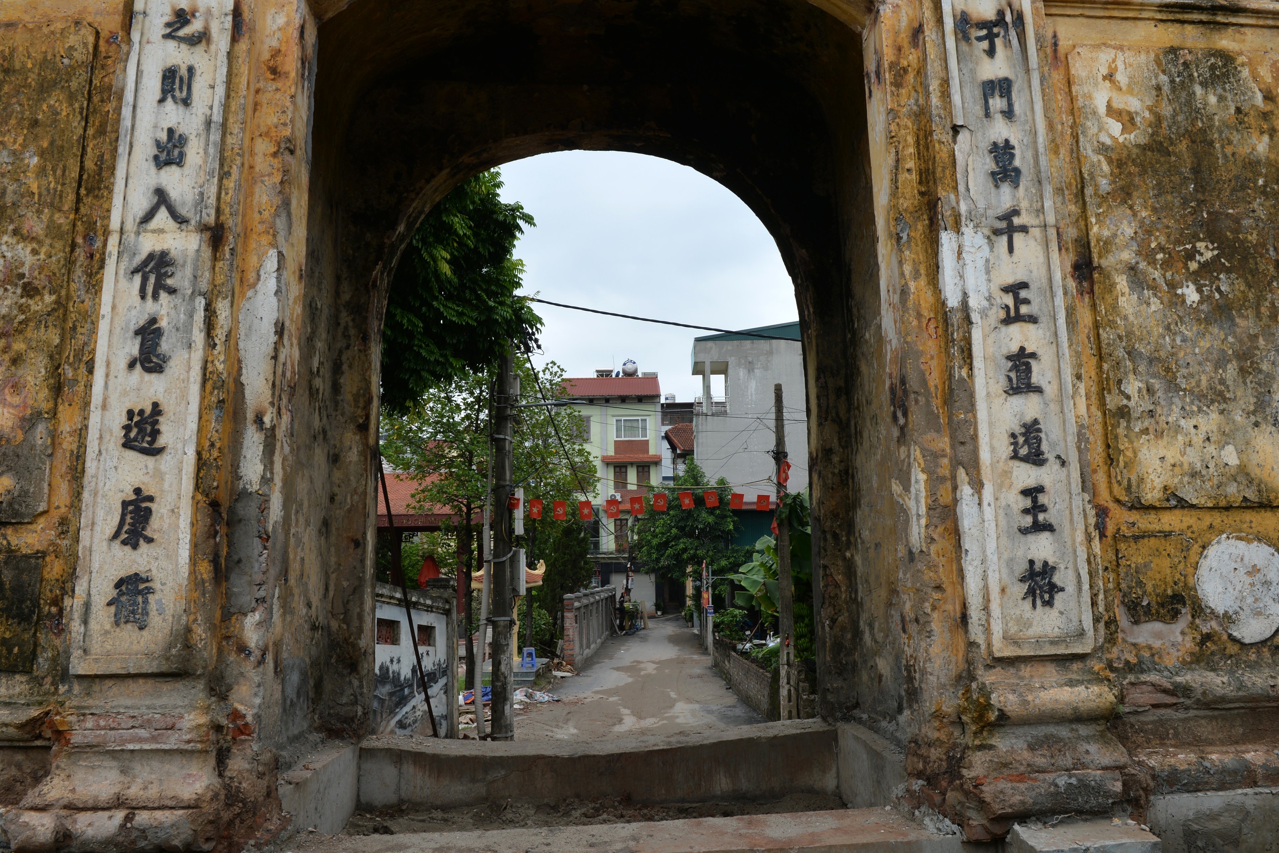 cong-lang-tram-tuoi-duoc-nhac-bong-bang-kich-thuy-lu7-17859111478502093572164 Cổng làng trăm tuổi được 'nhấc bổng' bằng kích thủy lực- Ảnh 7.