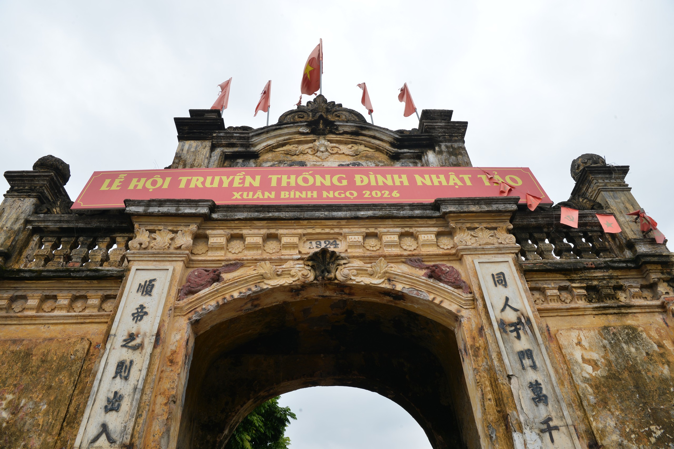 cong-lang-tram-tuoi-duoc-nhac-bong-bang-kich-thuy-lu8-1785911171590281493194 Cổng làng trăm tuổi được 'nhấc bổng' bằng kích thủy lực- Ảnh 8.