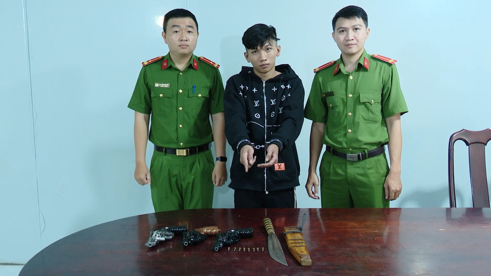 dang-truong-tho-178574314921064698228 Mâu thuẫn trên mạng, hai nhóm thiếu niên mang súng, dao hẹn nhau 'giải quyết'- Ảnh 1.