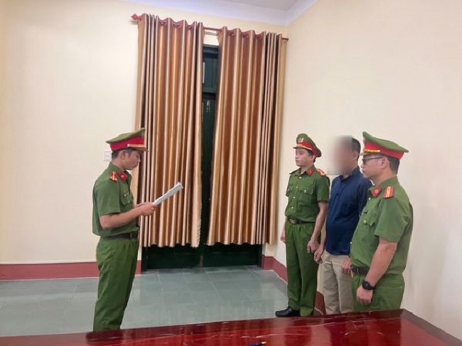 Quảng Ngãi khởi tố Phó giám đốc vì chỉ đạo đổ hơn 1.800.000 kg bã bê tông