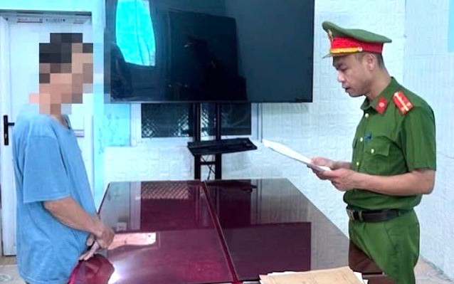 doi-tuong-pham-van-son-1787111973311774017684-34-0-433-638-crop-1787111980309179062885-1 Phẫn nộ gã đàn ông đi xe máy dâm ô 2 bé gái- Ảnh 2.