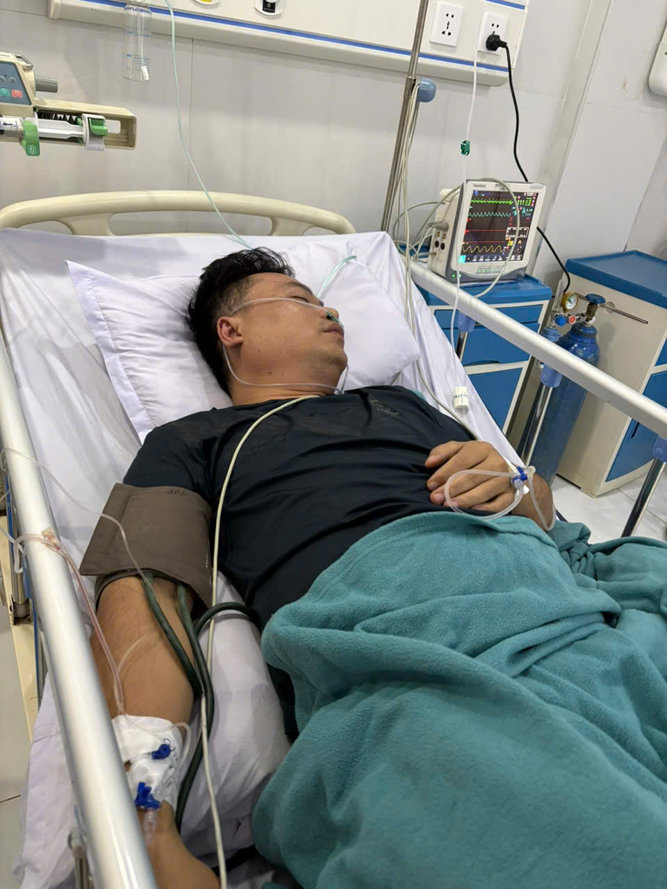 dot-quy-lao-4-1785845295384918683181 Bác sĩ Bạch Mai cứu sống thầy giáo hôn mê sâu sau hành trình hơn 1.000km từ Lào về nước- Ảnh 2.