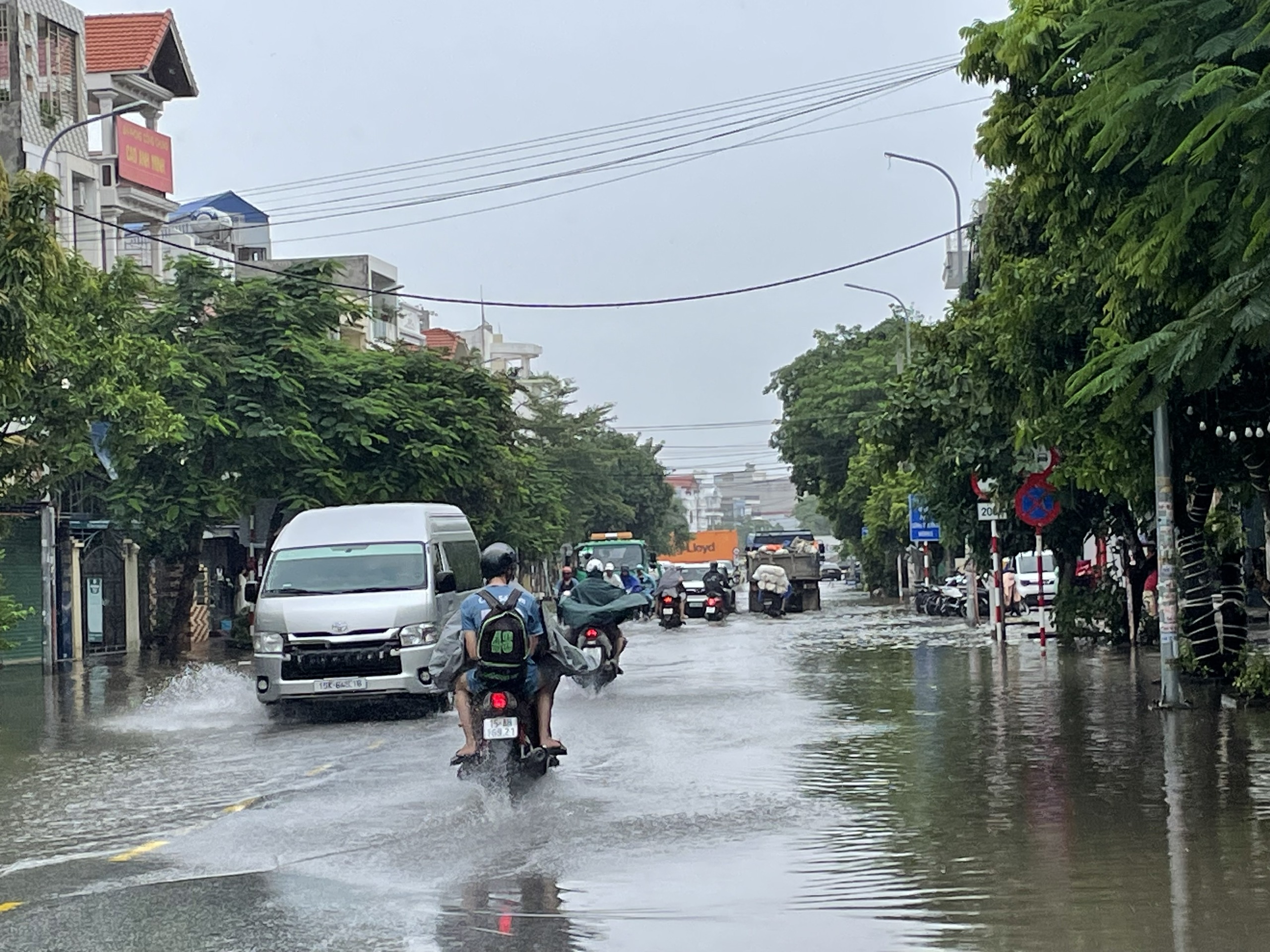 Mưa ngớt nhưng nhiều nơi ở Hải Phòng vẫn ngập cục bộ- Ảnh 11.