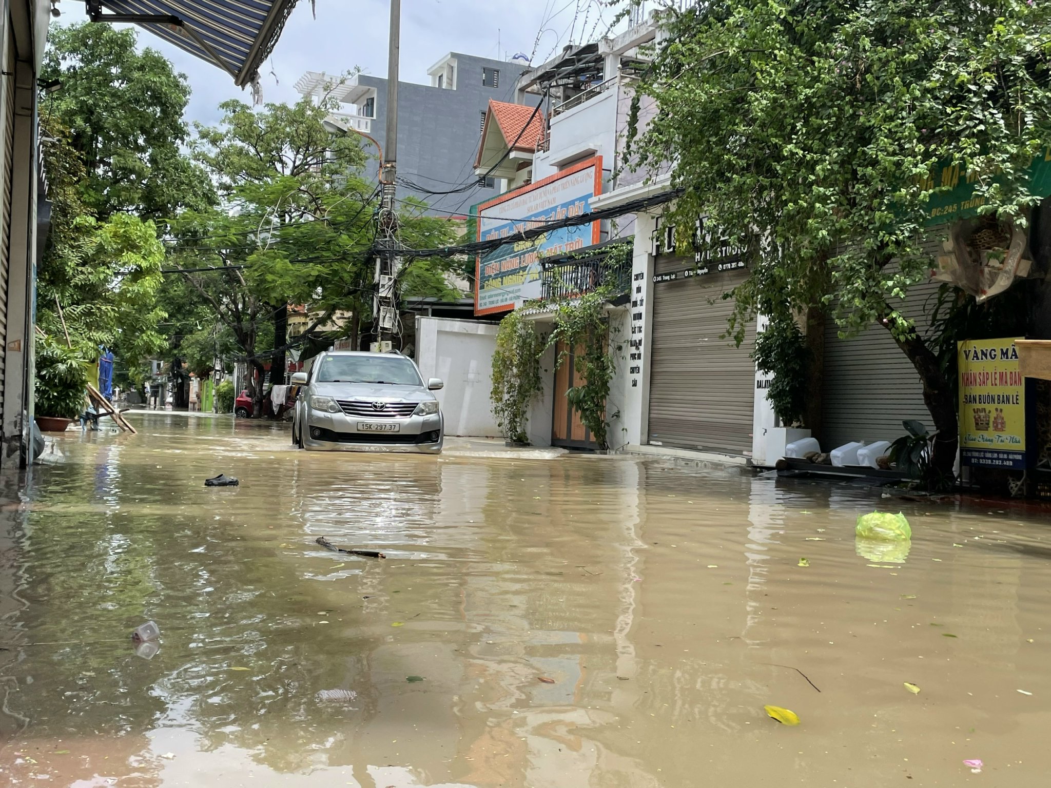 Mưa ngớt nhưng nhiều nơi ở Hải Phòng vẫn ngập cục bộ- Ảnh 9.