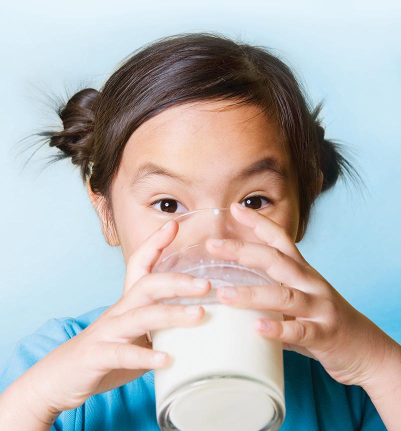 e-be-uong-sua-th-1-17857297788891456188292 Vai trò của vi chất dinh dưỡng với sức khỏe trẻ em- Ảnh 2.