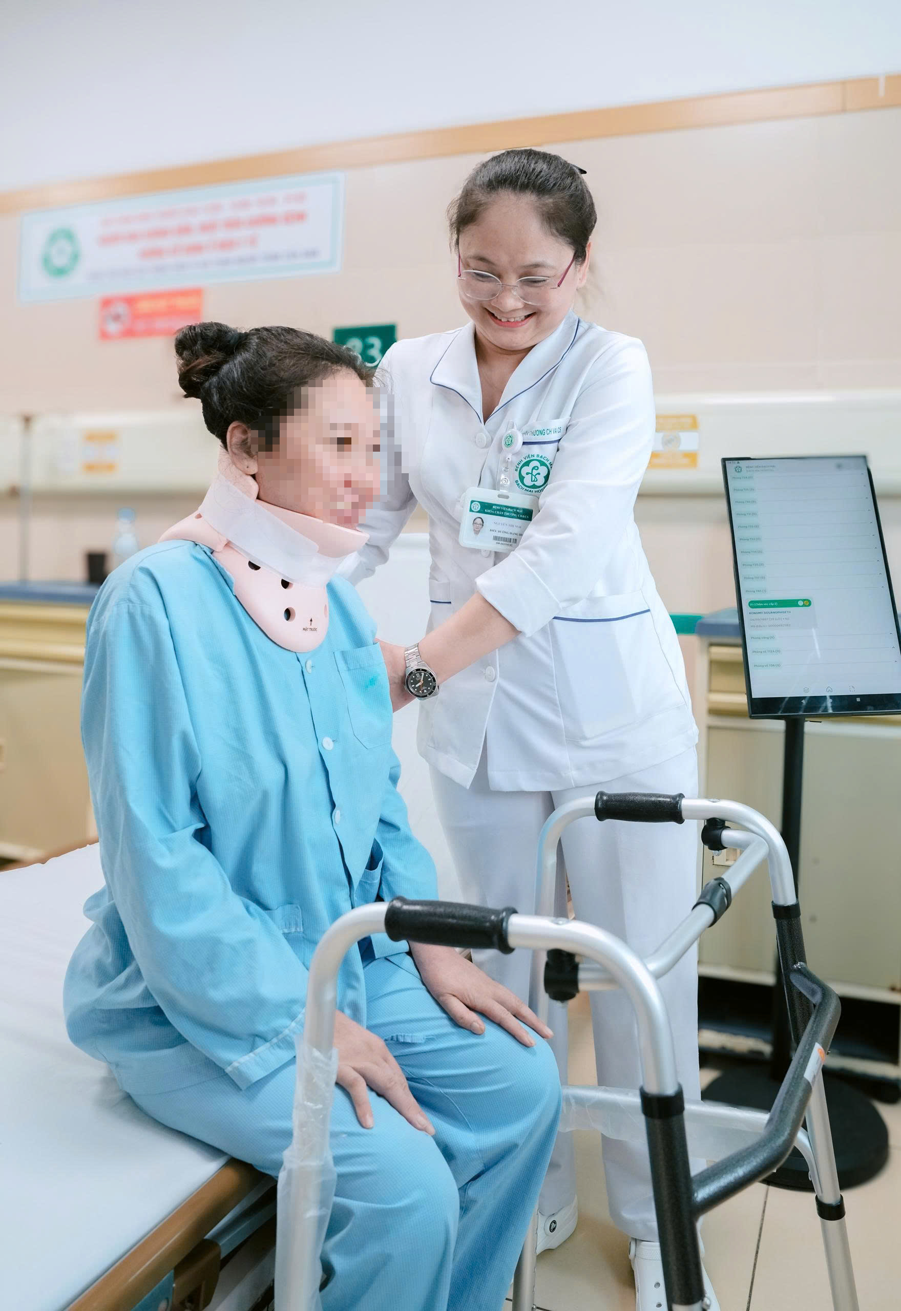 edit-vi-phau-17859370436782063551458 8 tháng nằm liệt sau sinh, người mẹ Lào tìm lại đôi chân nhờ ca vi phẫu tại Bệnh viện Bạch Mai - Ảnh 1.
