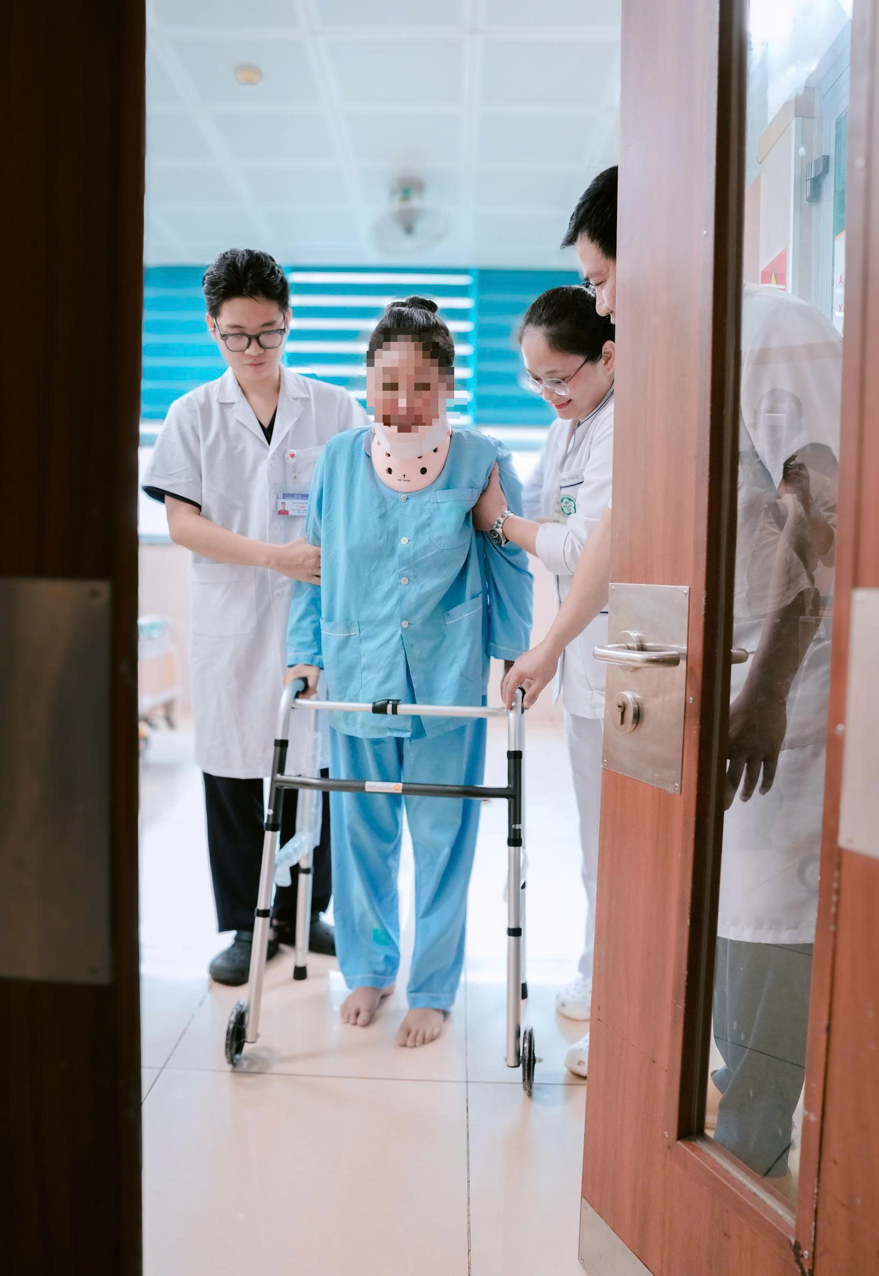 edit-vi-phau-3-1785937019016570918280 8 tháng nằm liệt sau sinh, người mẹ Lào tìm lại đôi chân nhờ ca vi phẫu tại Bệnh viện Bạch Mai - Ảnh 2.