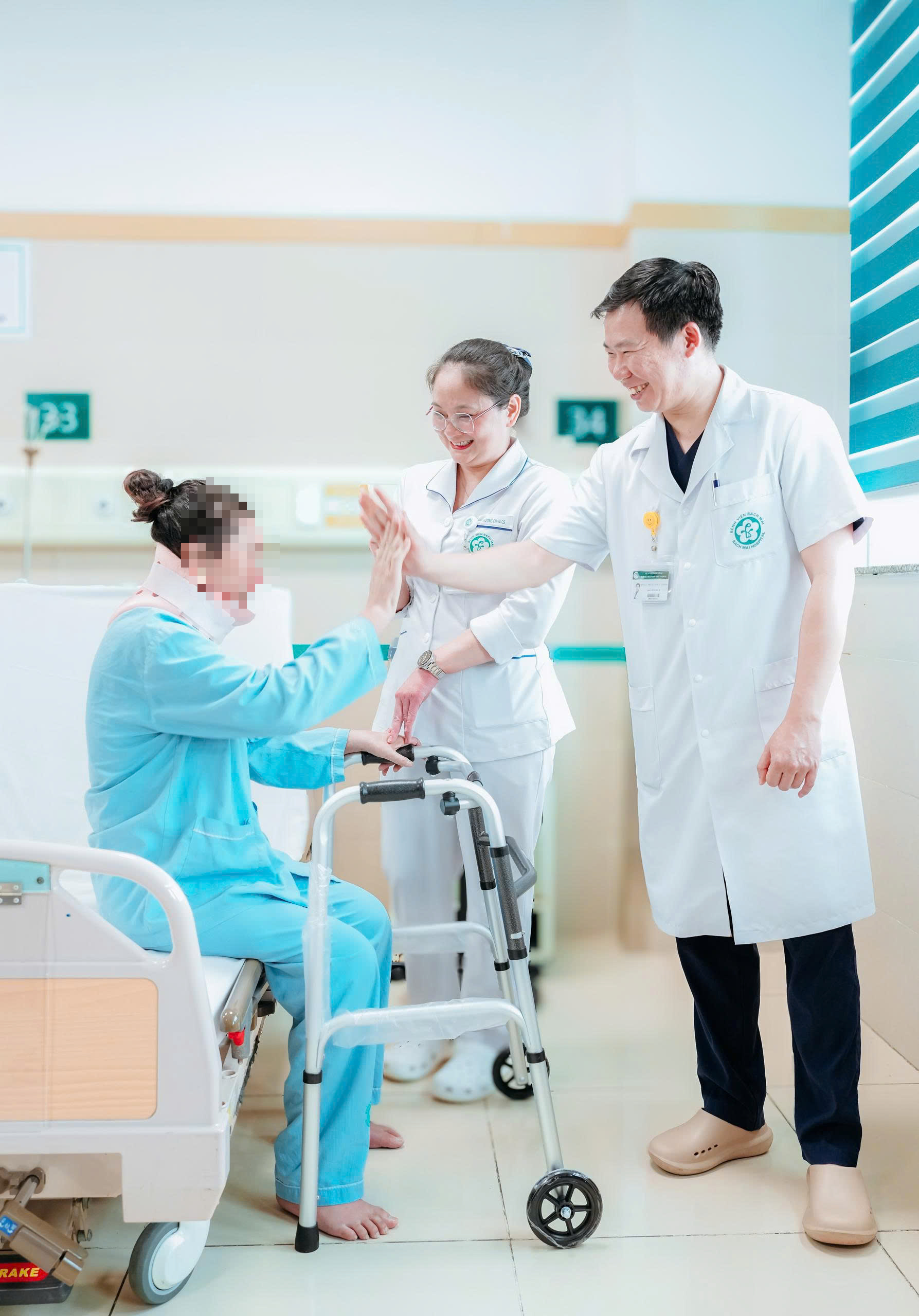 edit-vi-phau-5-17859371109601825979253 8 tháng nằm liệt sau sinh, người mẹ Lào tìm lại đôi chân nhờ ca vi phẫu tại Bệnh viện Bạch Mai - Ảnh 3.