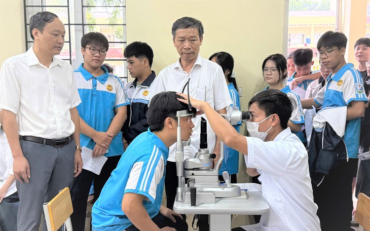 Hà Nội 'gõ từng nhà' chống sốt xuất huyết, học sinh yên tâm đón năm học mới- Ảnh 4.