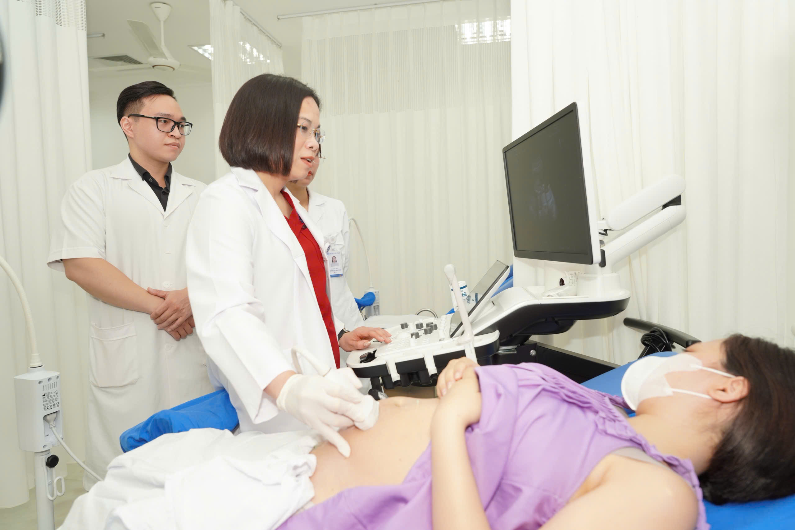 hak-1785843181146557934626 Bé trai đầu tiên chào đời ở Cơ sở 2 được Giám đốc Bệnh viện Phụ sản TW đặt tên với nhiều niềm kỳ vọng...- Ảnh 5.