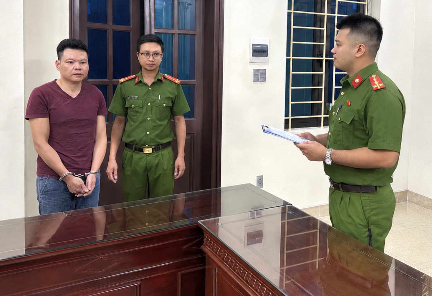 hinh-anh-10-8-26-luc-1715-1786357016274692932045 Giả cán bộ tài nguyên để 'chạy' sổ đất, chiếm đoạt 340 triệu đồng - Ảnh 1.