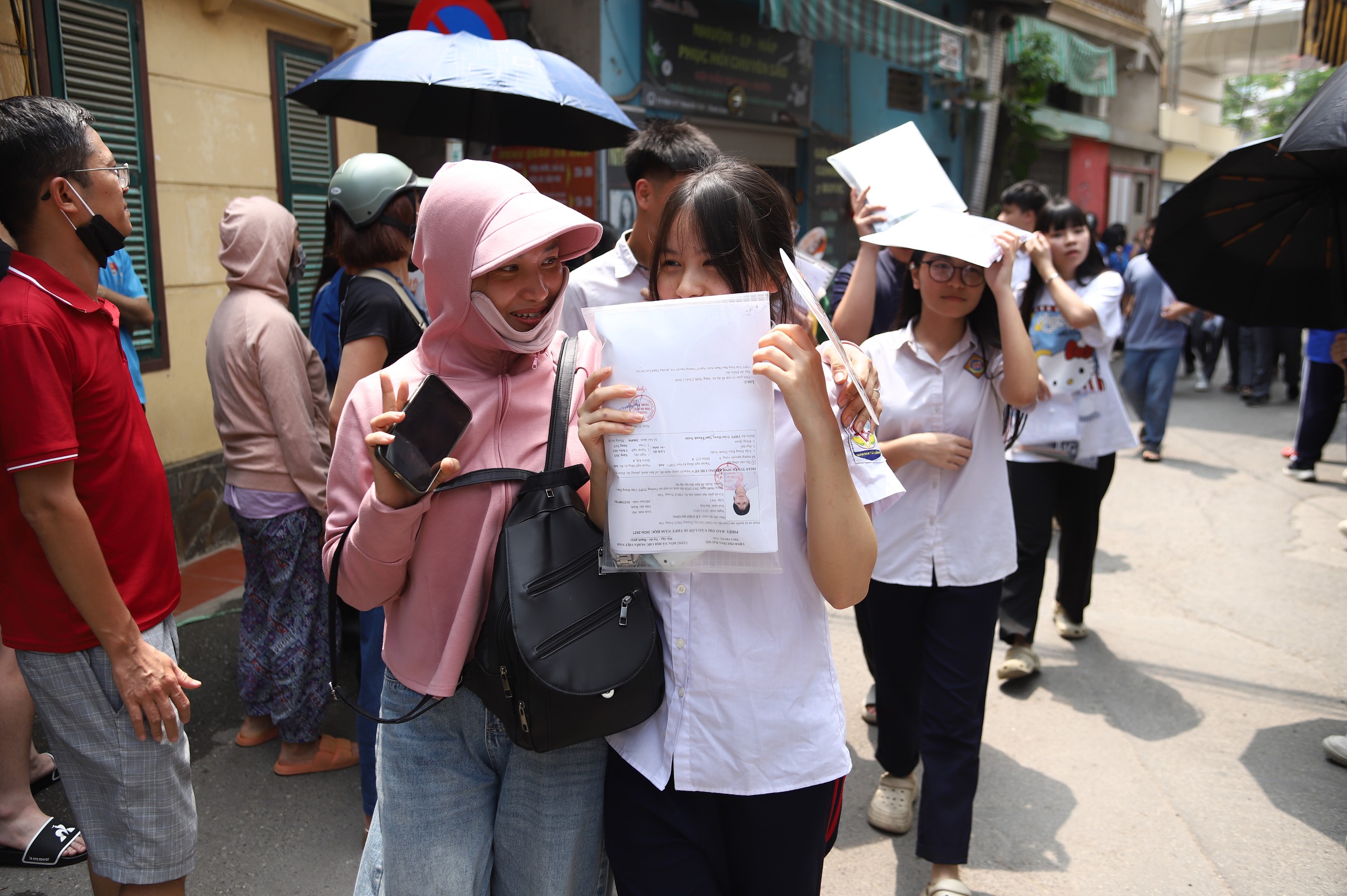 hoc-sinh-thi-cu-69-17863269419621247976086 Khu vực nào có nhiệt cao nhất trong đợt nắng nóng ở miền Bắc? - Ảnh 1.