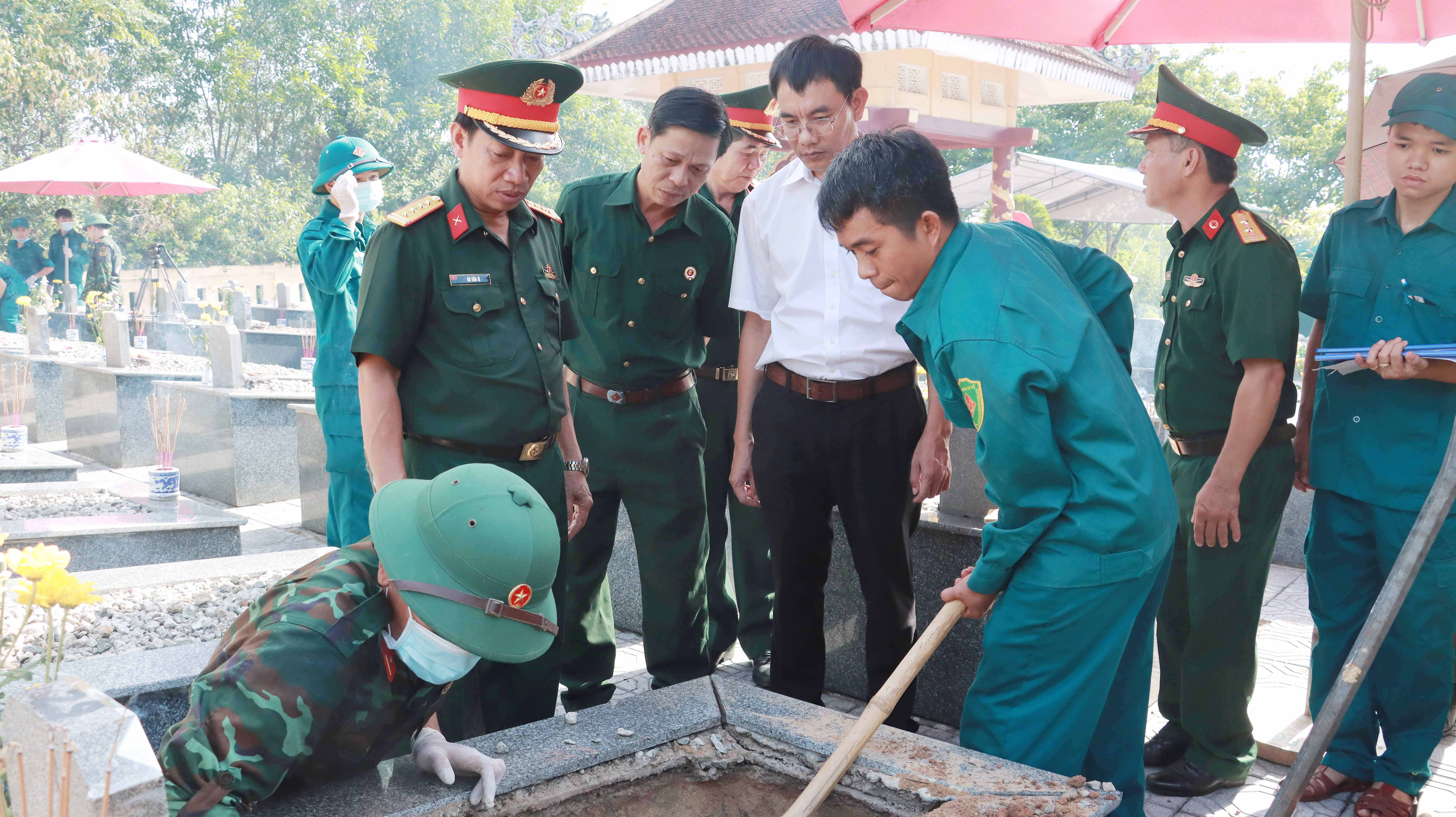 Huế hoàn thành lấy mẫu hài cốt, tập trung tìm kiếm mộ liệt sĩ tập thể- Ảnh 1.