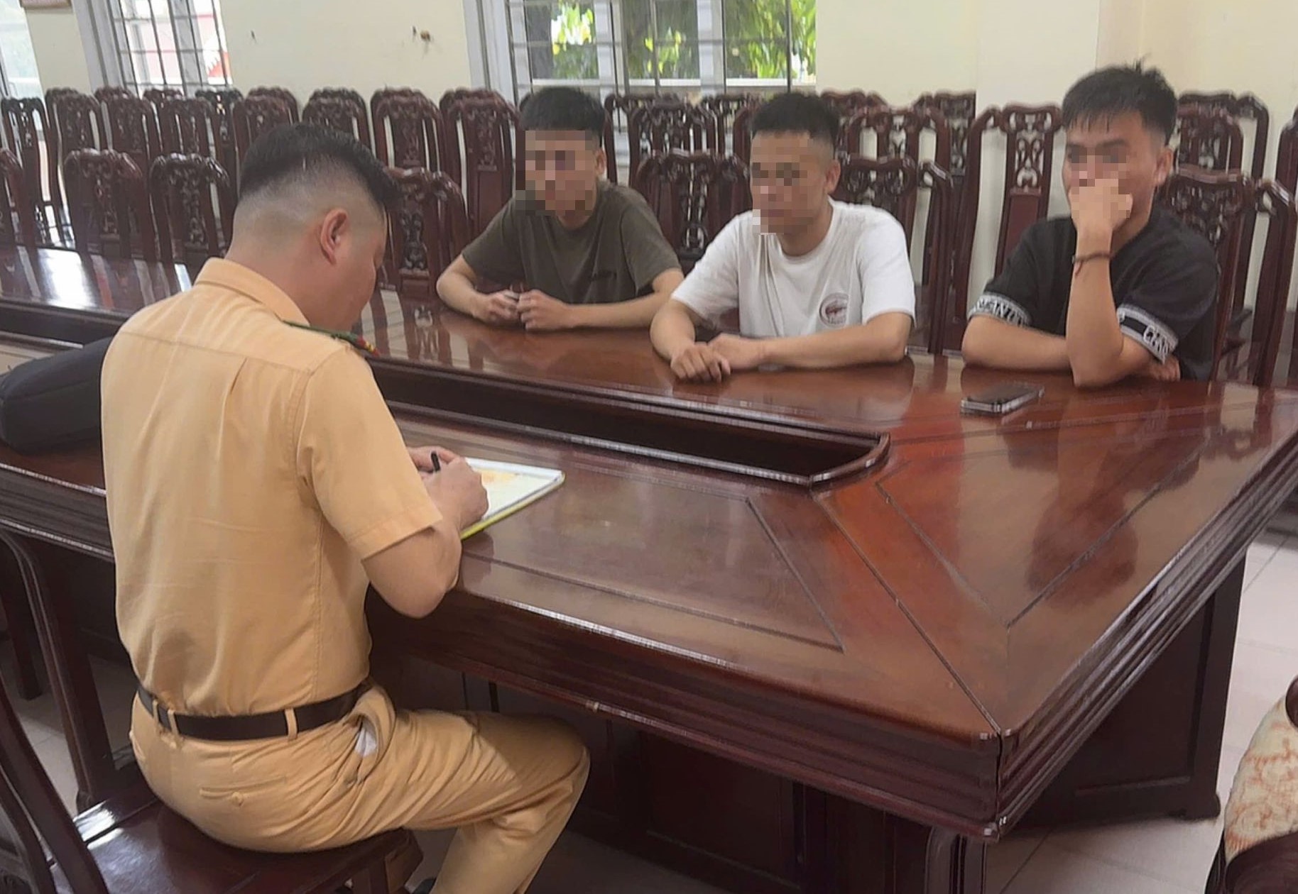 Ăn mừng chiến thắng: 60 trường hợp vi phạm, 30 mô tô bị tạm giữ ở Nghệ An