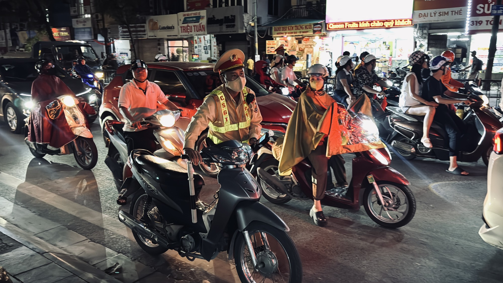 Mát trời, tụ tập uống bia xem bóng đá - Ảnh 1.
