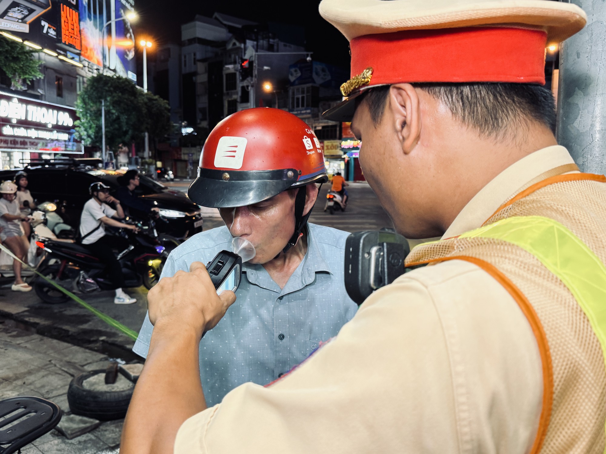 Mát trời, tụ tập uống bia xem bóng đá - Ảnh 2.