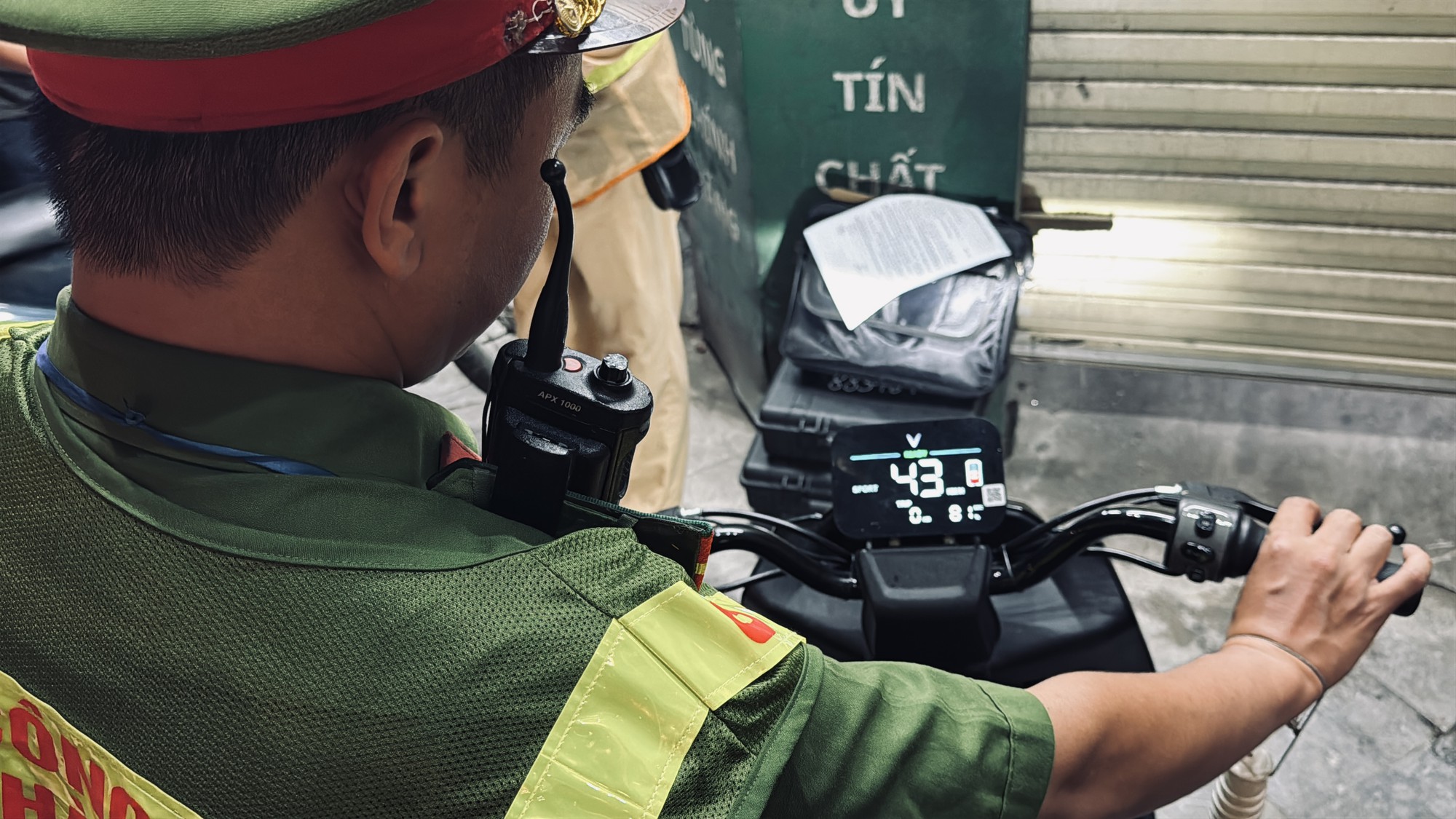 Mát trời, tụ tập uống bia xem bóng đá - Ảnh 3.