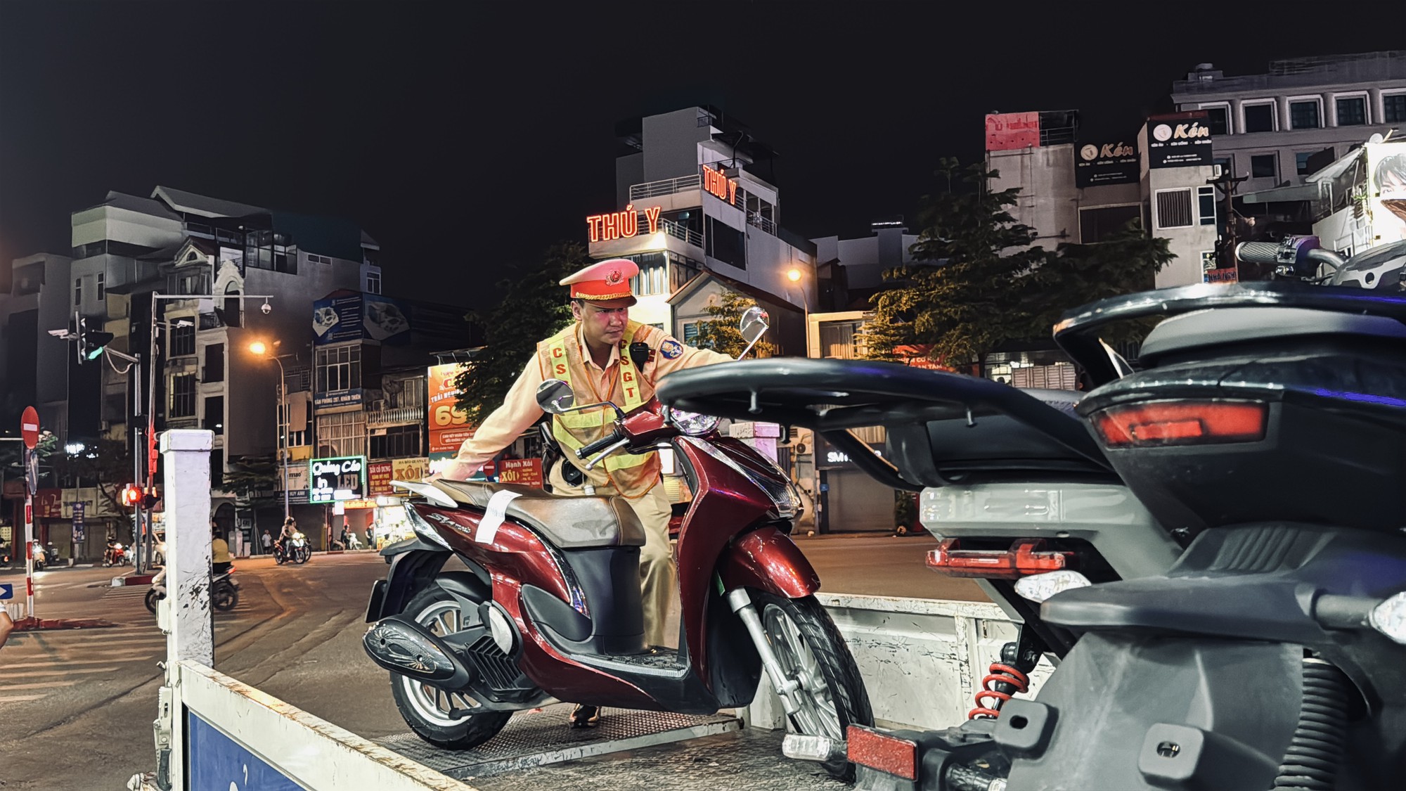 Mát trời, tụ tập uống bia xem bóng đá - Ảnh 5.