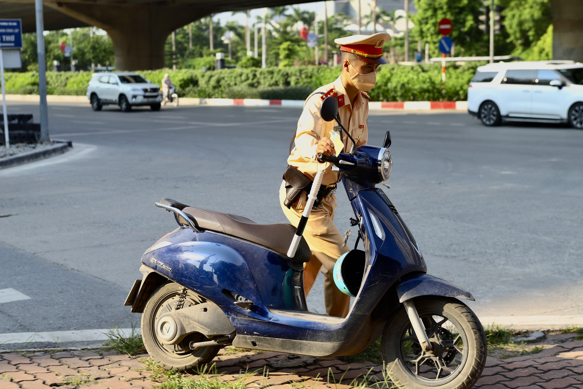 img3717-17863258975231473293354 Tài xế lái thuê đối mặt phạt cao khi đi ngược chiều - Ảnh 3.
