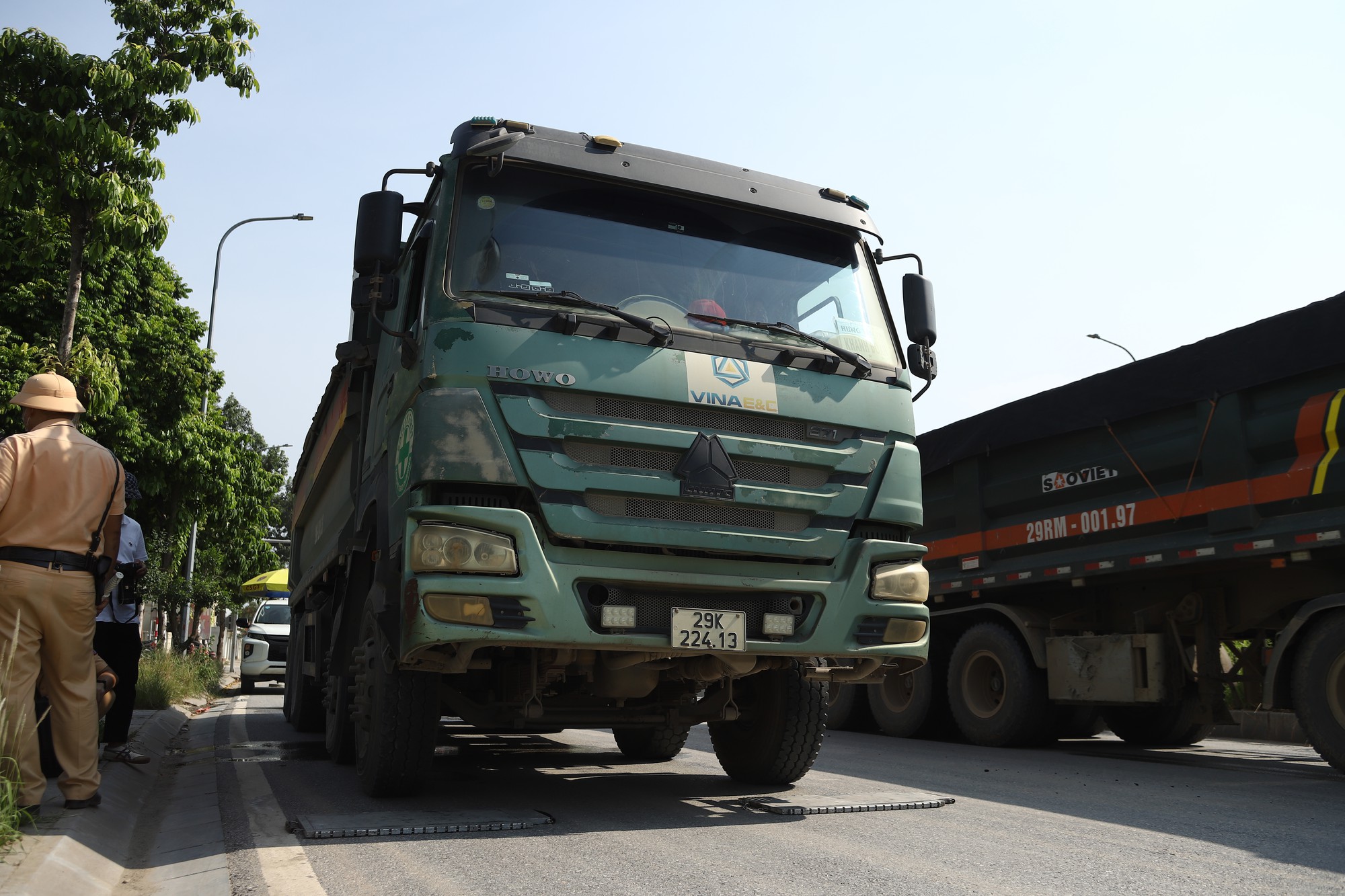 CSGT Hà Nội Tăng Cường Kiểm Soát Xe Tải Rơi Vãi Vật Liệu Xây Dựng