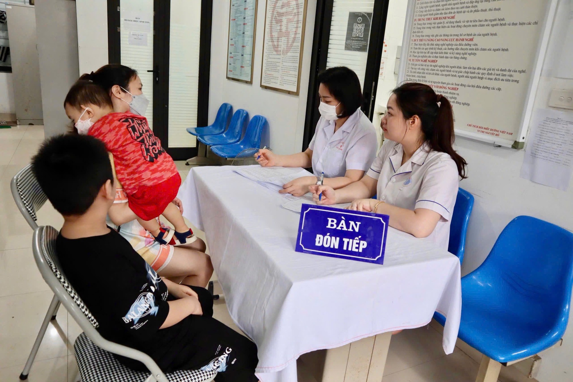 Dấu Hiệu Tự Kỷ Ở Trẻ: Những Tín Hiệu Cha Mẹ Không Nên Bỏ Qua