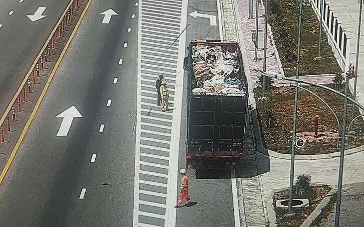 Xe tải chở đất cát 'rải dấu vết' trên đường vào tầm ngắm CSGT Hà Nội- Ảnh 1.