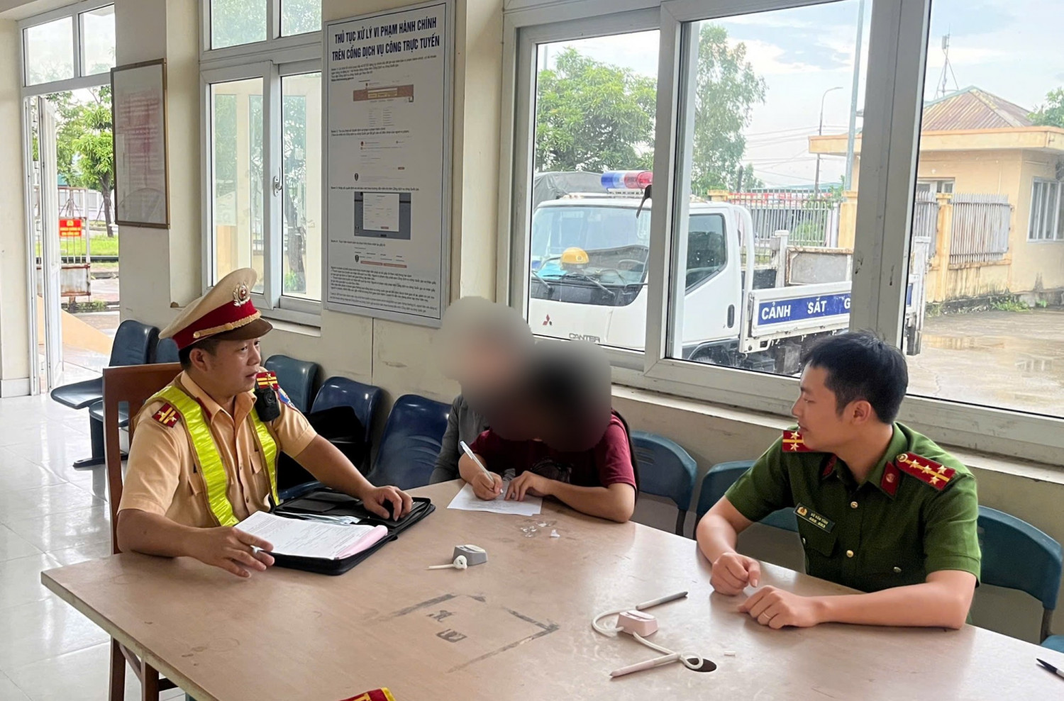 Vụ Nữ Sinh Quảng Ninh Lái Xe Bằng Chân: Hệ Lụy và Biện Pháp Cần Thực Hiện