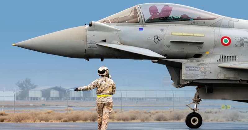 may-bay-chien-dau-eurofighter-cua-khong-quan-italia-17858895835422106886852 Italy triển khai tiêm kích Eurofighter hỗ trợ chiến dịch do Mỹ dẫn đầu đối phó Iran - Ảnh 1.