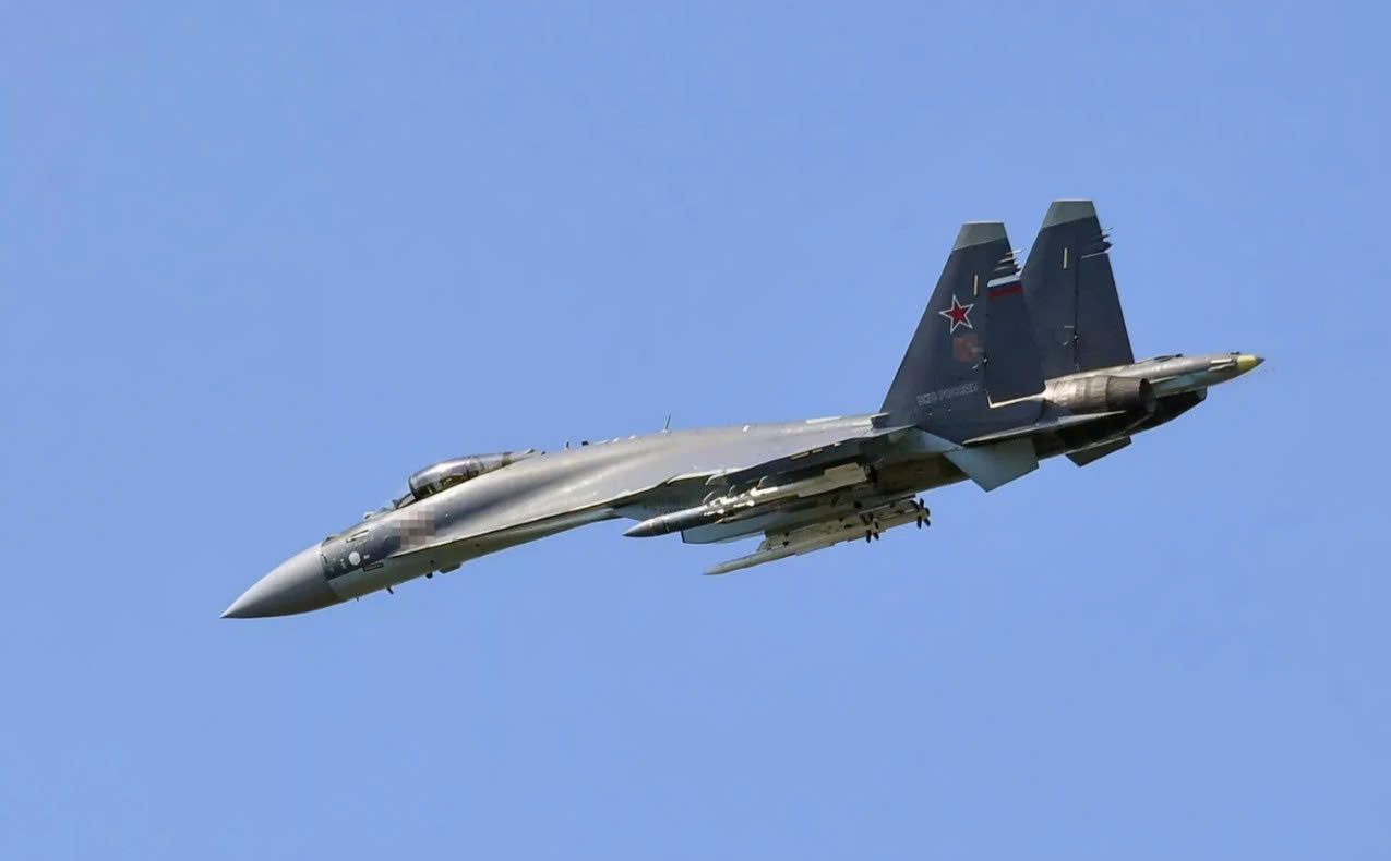 may-bay-su-35-cua-khong-quan-vu-tru-nga-trang-bi-ten-lua-kh-31-1787389475780246245963 Tiêm kích Su-35 của Nga trang bị tên lửa Kh-31. (Ảnh: MW)