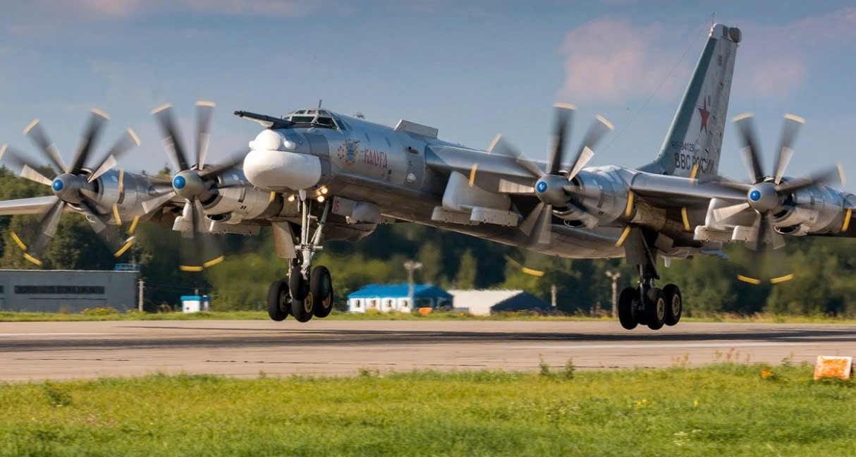 may-bay-tu-95-17879999932002126677082 Máy bay ném bom Tu-95 của Nga. (Ảnh: DE)