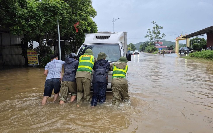 Dị thường: Bão số 4 gần như đứng im nhưng duy trì sức gió giật cấp 11 - Ảnh 2.