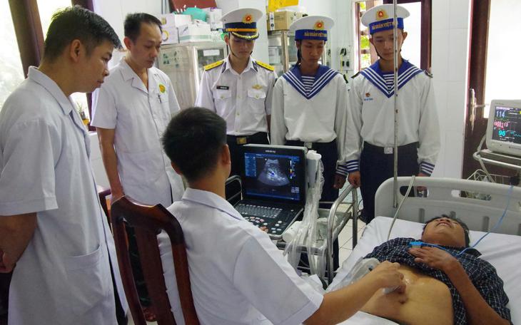 Tàu Hải quân đưa 33 ngư dân trên tàu cá Quảng Ngãi gặp nạn vào bờ an toàn- Ảnh 4.