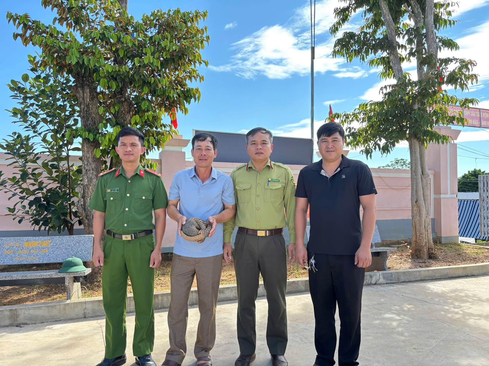 nguoi-dan-tu-tu-nguyen-giao-nop-te-te-java-quy-hiem-nang-22kg-17865915814621275008855 Người dân tự nguyện giao nộp tê tê Java quý hiếm nặng 2,2 kg - Ảnh 2.