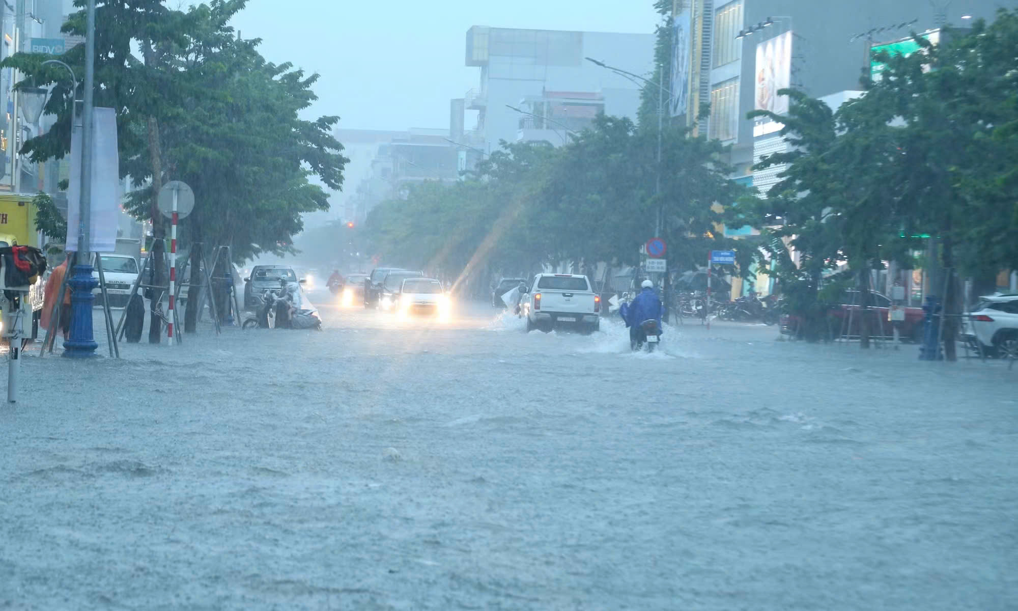 nhieu-tuyen-pho-trung-tam-nghe-an-ngap-sau-sau-mua-lon6-17872190011511511863658 Mưa lớn, nhiều tuyến phố trung tâm Nghệ An ngập sâu, loạt xe chết máy- Ảnh 3.