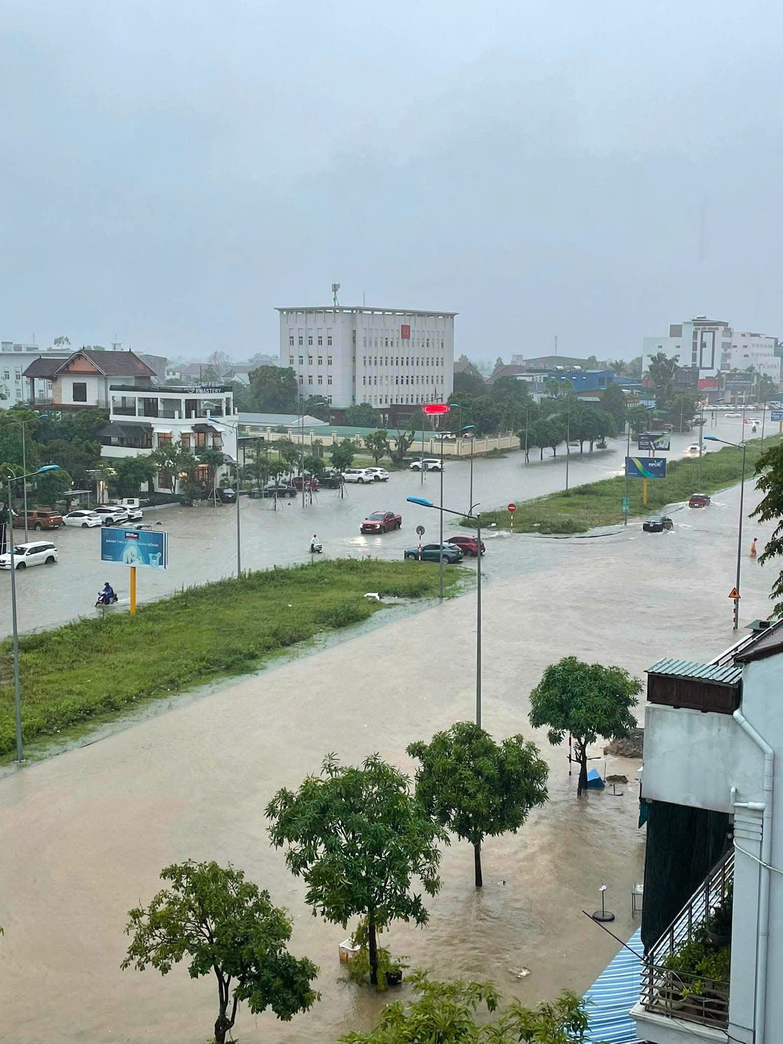 nhieu-tuyen-pho-trung-tam-nghe-an-ngap-sau-sau-mua-lon8-1787219001283474214022 Mưa lớn, nhiều tuyến phố trung tâm Nghệ An ngập sâu, loạt xe chết máy- Ảnh 4.