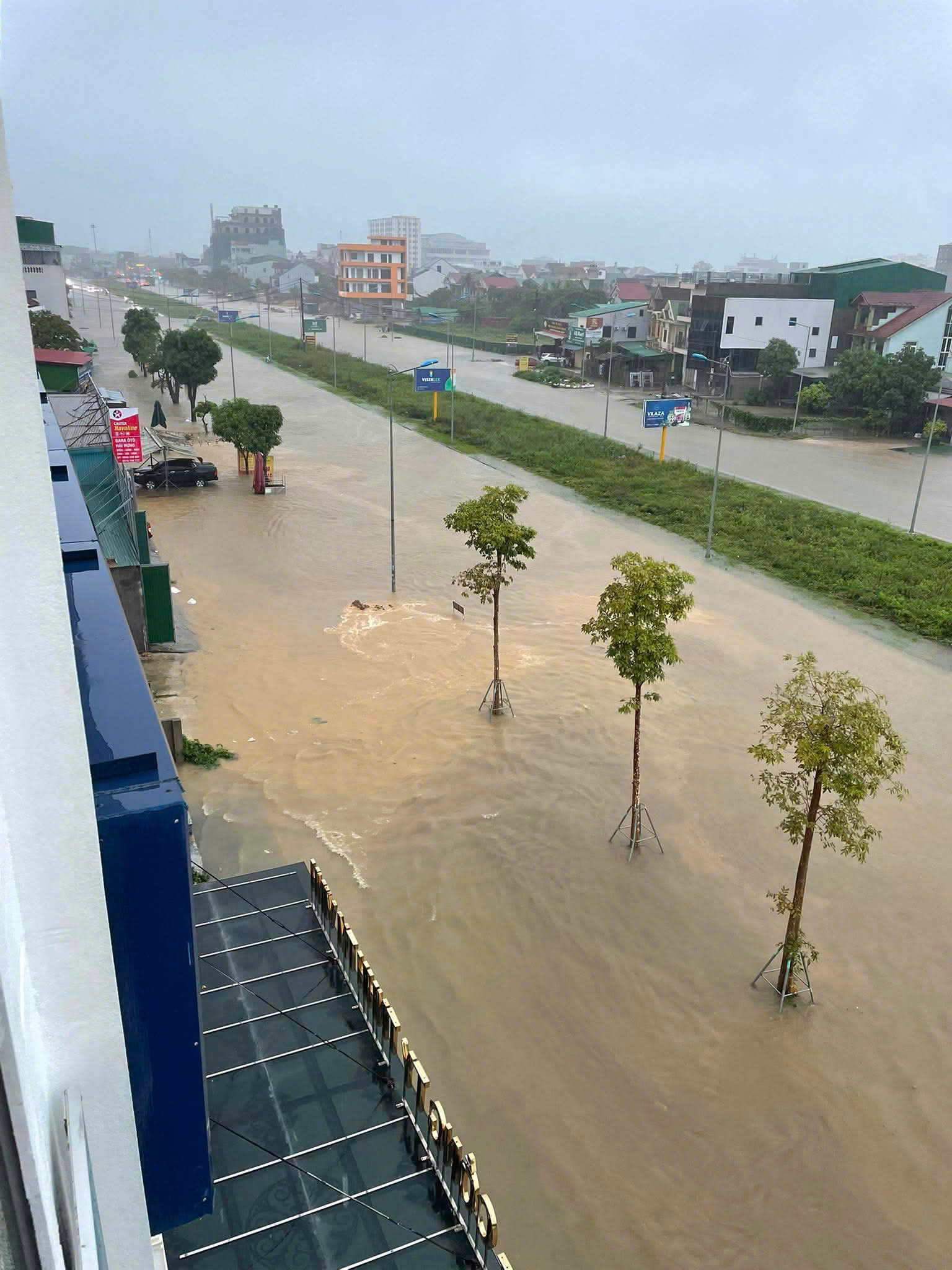 nhieu-tuyen-pho-trung-tam-nghe-an-ngap-sau-sau-mua-lon9-1787219008144429758709 Mưa lớn, nhiều tuyến phố trung tâm Nghệ An ngập sâu, loạt xe chết máy- Ảnh 5.