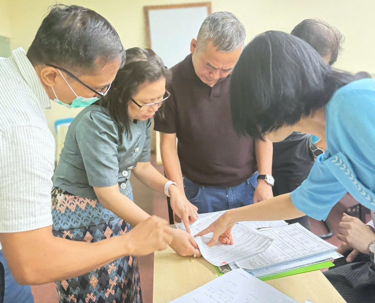 pgs-ts-nguyen-lan-hieu-ky-thuat-ta-vi-17864953902661687346388 Bác sĩ Việt Nam sang Myanmar thay van tim- Ảnh 1.