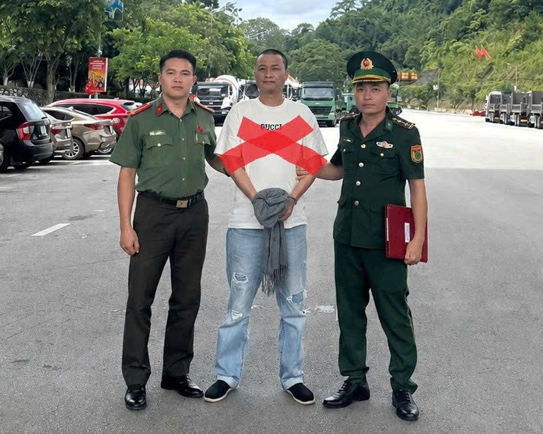 phong-quan-ly-xuat-nhap-canh-ban-giao-doi-tuong-li-ye-cho-trung-quoc-17858361640031773156352 Hải Phòng: Bắt giữ, bàn giao đối tượng truy nã người Trung Quốc nhập cảnh trái phép- Ảnh 1.