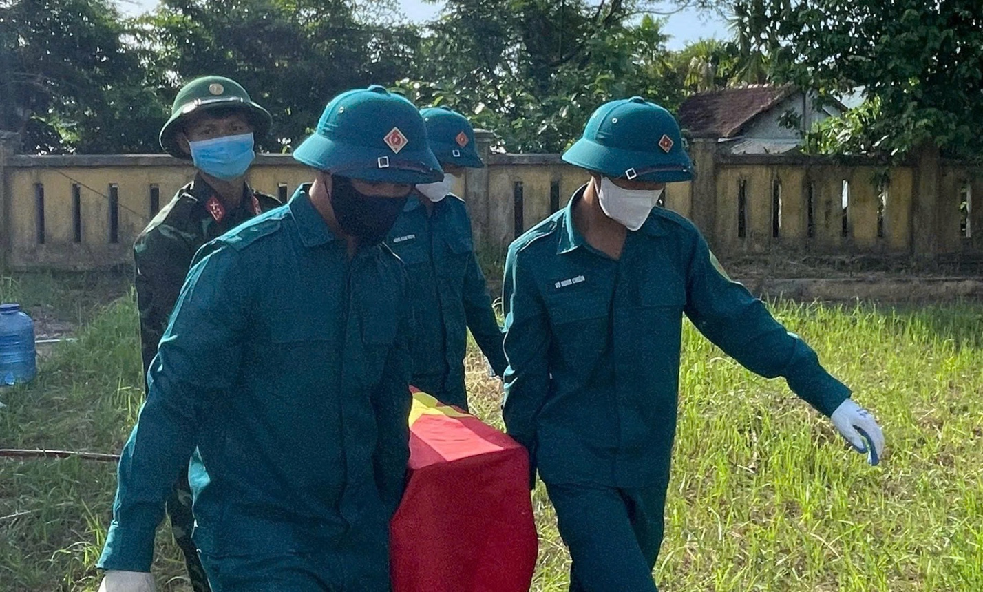 Khám Phá Di Vật Vô Giá Từ Mộ Liệt Sĩ: Ảnh Chân Dung Người Phụ Nữ