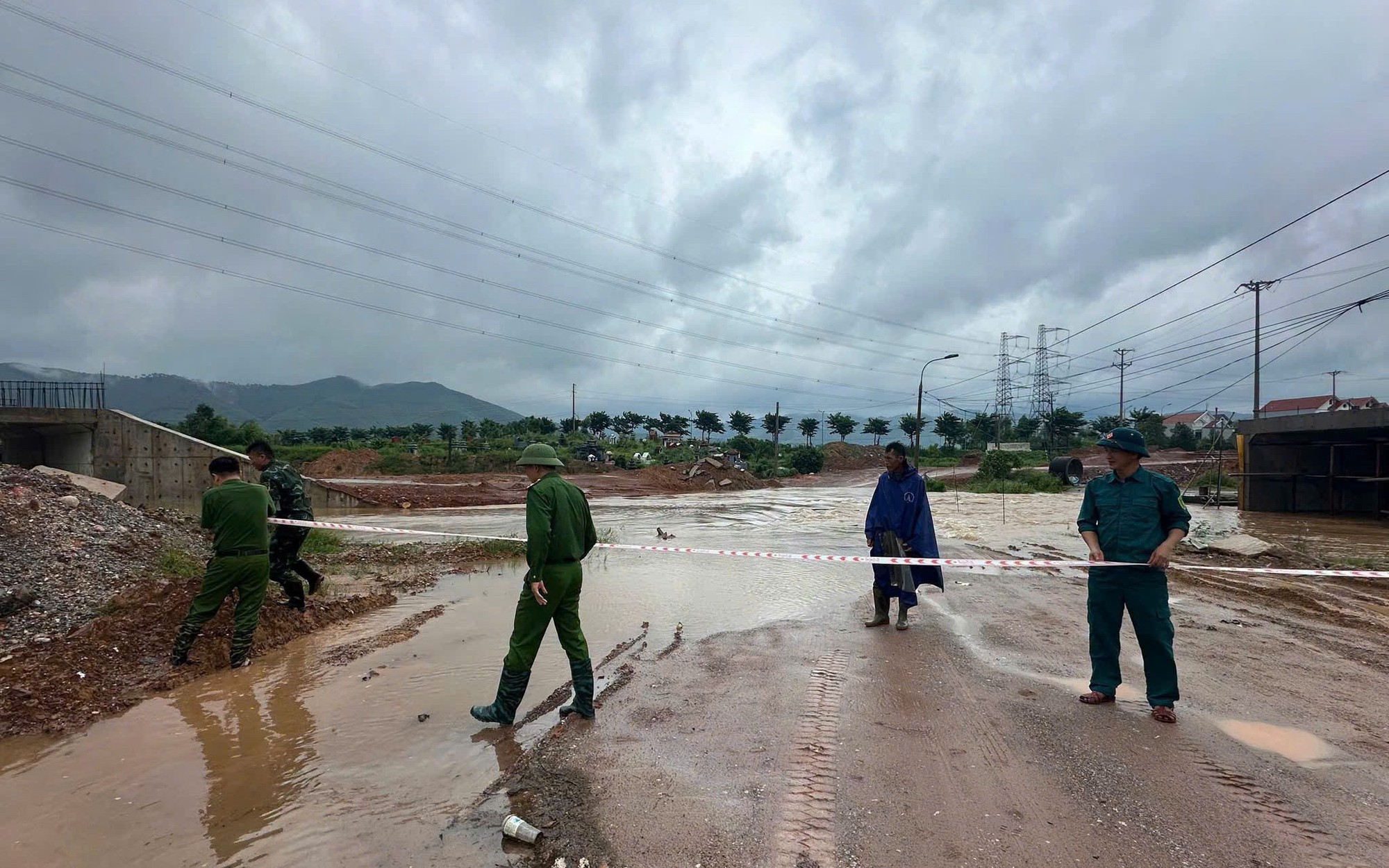 Mưa ngớt nhưng nhiều nơi ở Hải Phòng vẫn ngập cục bộ- Ảnh 12.