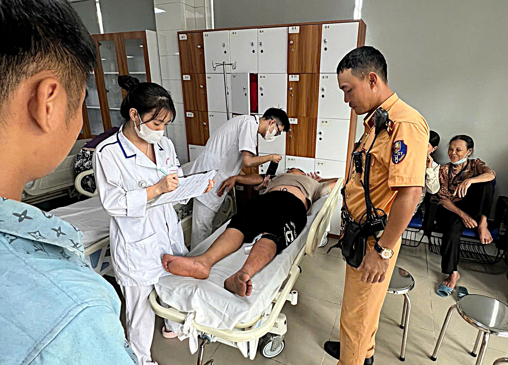 Hành Động Khẩn Cấp Của CSGT Hà Nội Giữa Cơn Mưa: Cứu Người Bị Rắn Cắn