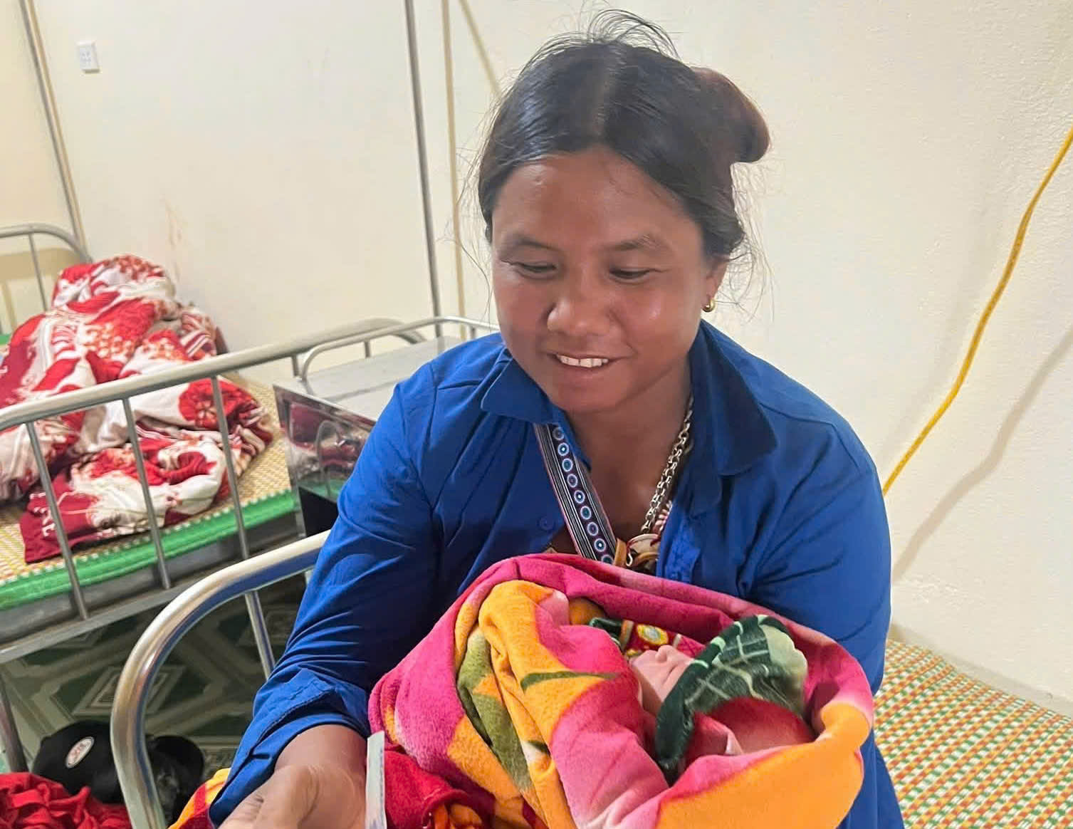 Hành Trình Đặc Biệt: Sản Phụ Sinh Con Giữa Rừng Thiên Nhiên