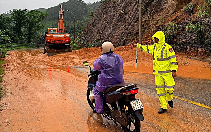 Bão số 4 lại tiến sát vùng biển Quảng Ninh, Hải Phòng, đường đi khó lường- Ảnh 3.