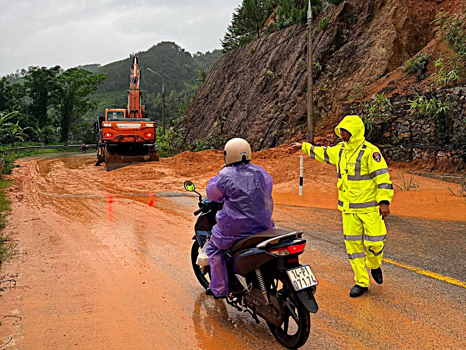 sat-lo-bao-so-4-17875287805341477425182 6 tỉnh, thành được cảnh báo nguy cơ ngập sâu, sạt lở sau bão số 4- Ảnh 2.