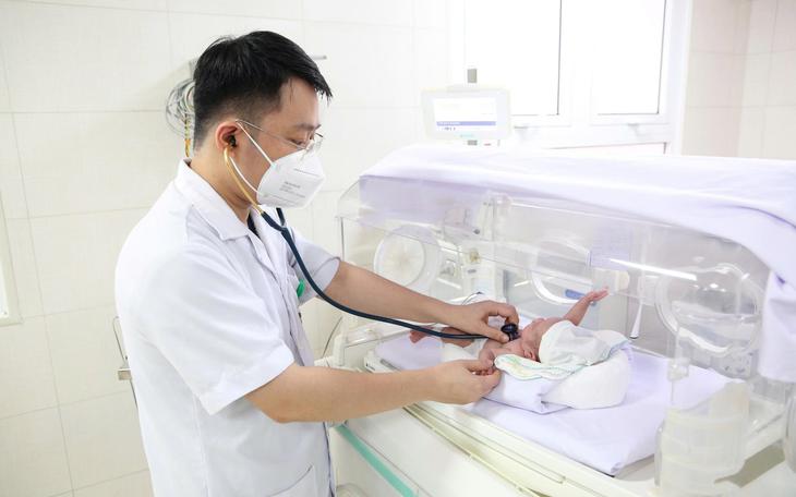 Hành Trình Đầy Nghịch Cảnh: Giải Cứu Em Bé Sinh Non 26 Tuần - Ảnh 2.