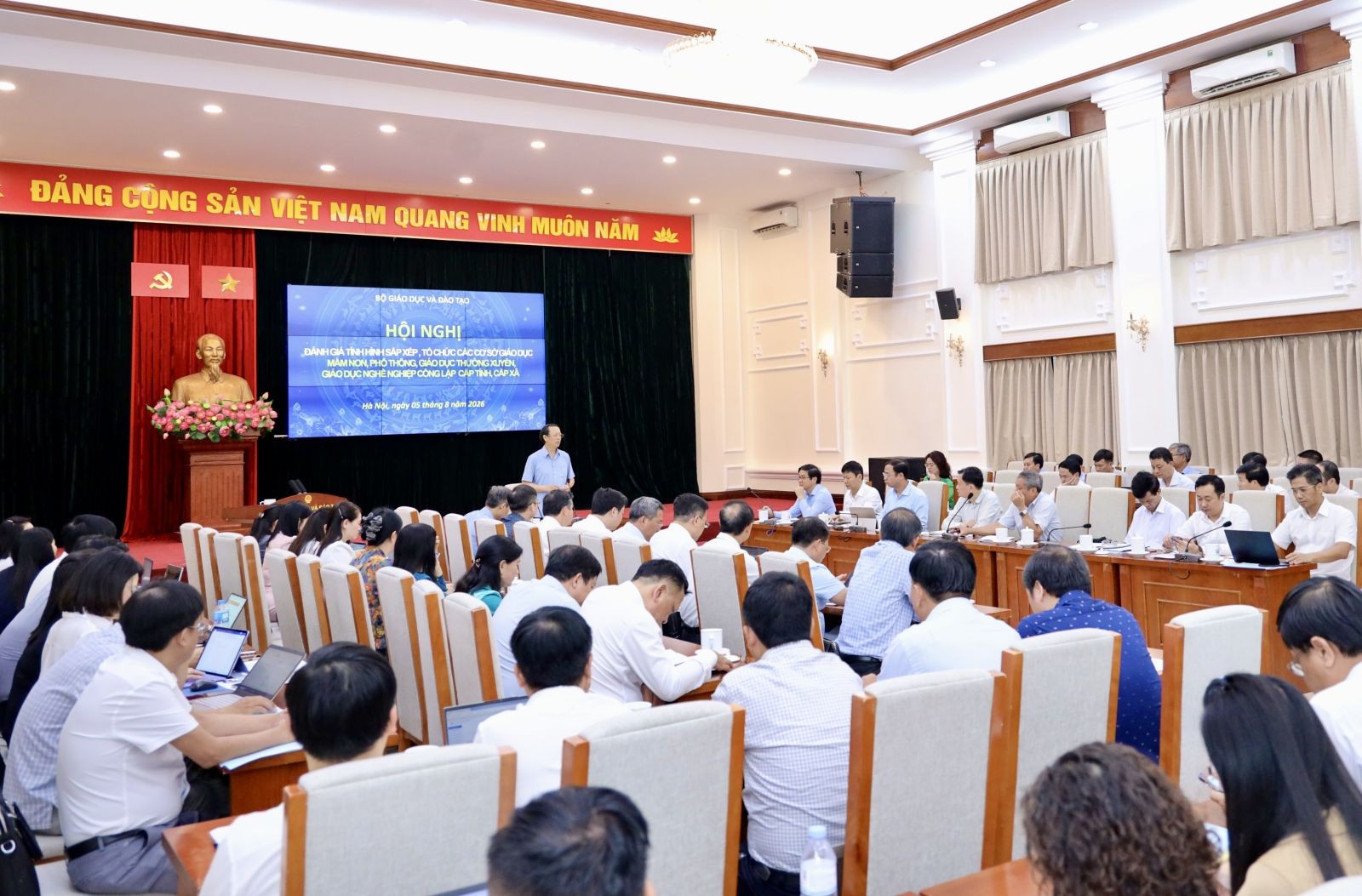 thu-truong-bo-gd-quang-canh-hoi-nghi-17859724783662028263598 Cả nước dự kiến giảm hơn 17.000 đầu mối cơ sở giáo dục công lập- Ảnh 1.