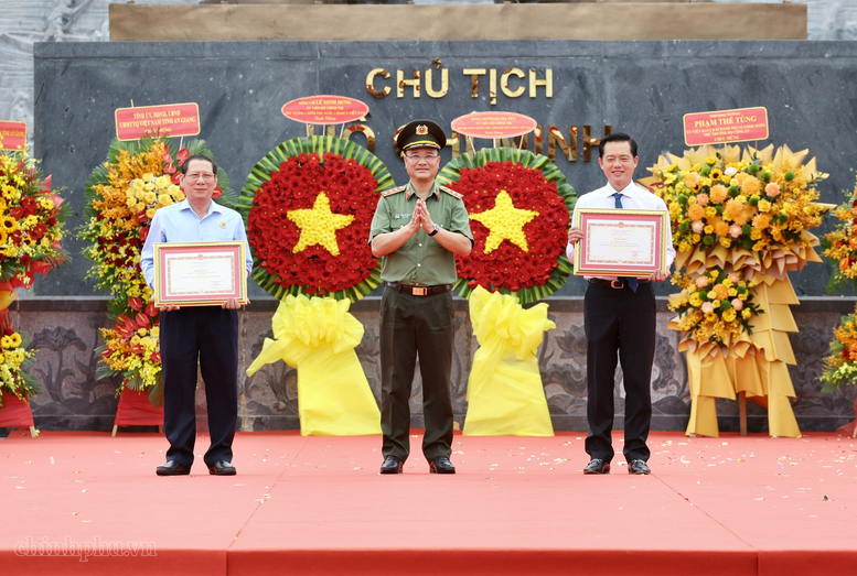 trao-bang-khen-17856591938421663747 Phó Thủ tướng: Xây dựng Phú Quốc trở thành đơn vị kiểu mẫu về an ninh, trật tự- Ảnh 4.