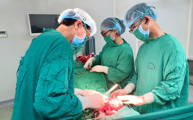 Sản phụ vỡ tử cung, bác sĩ cứu mẹ, giữ con - Ảnh 2.