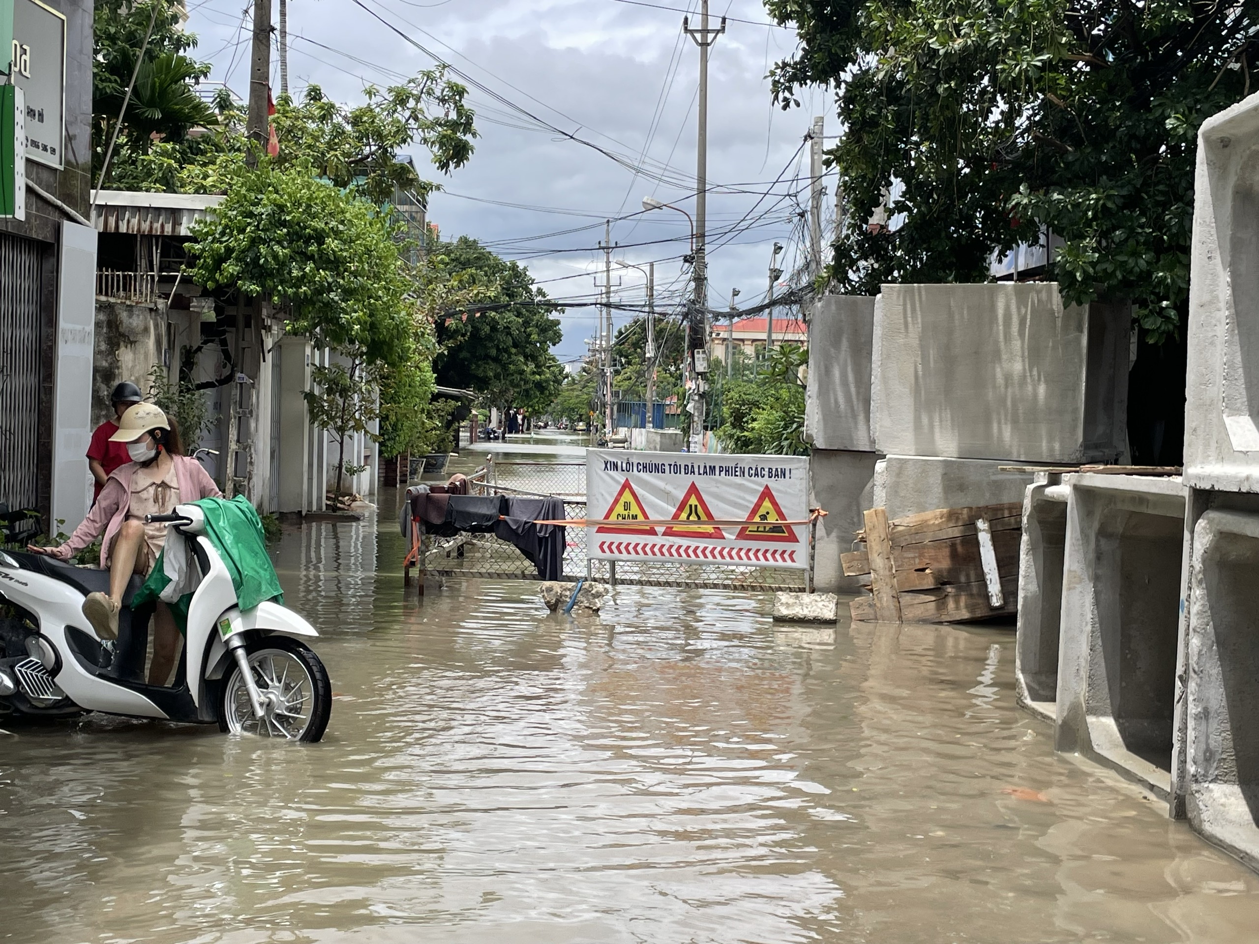 Mưa ngớt nhưng nhiều nơi ở Hải Phòng vẫn ngập cục bộ- Ảnh 10.