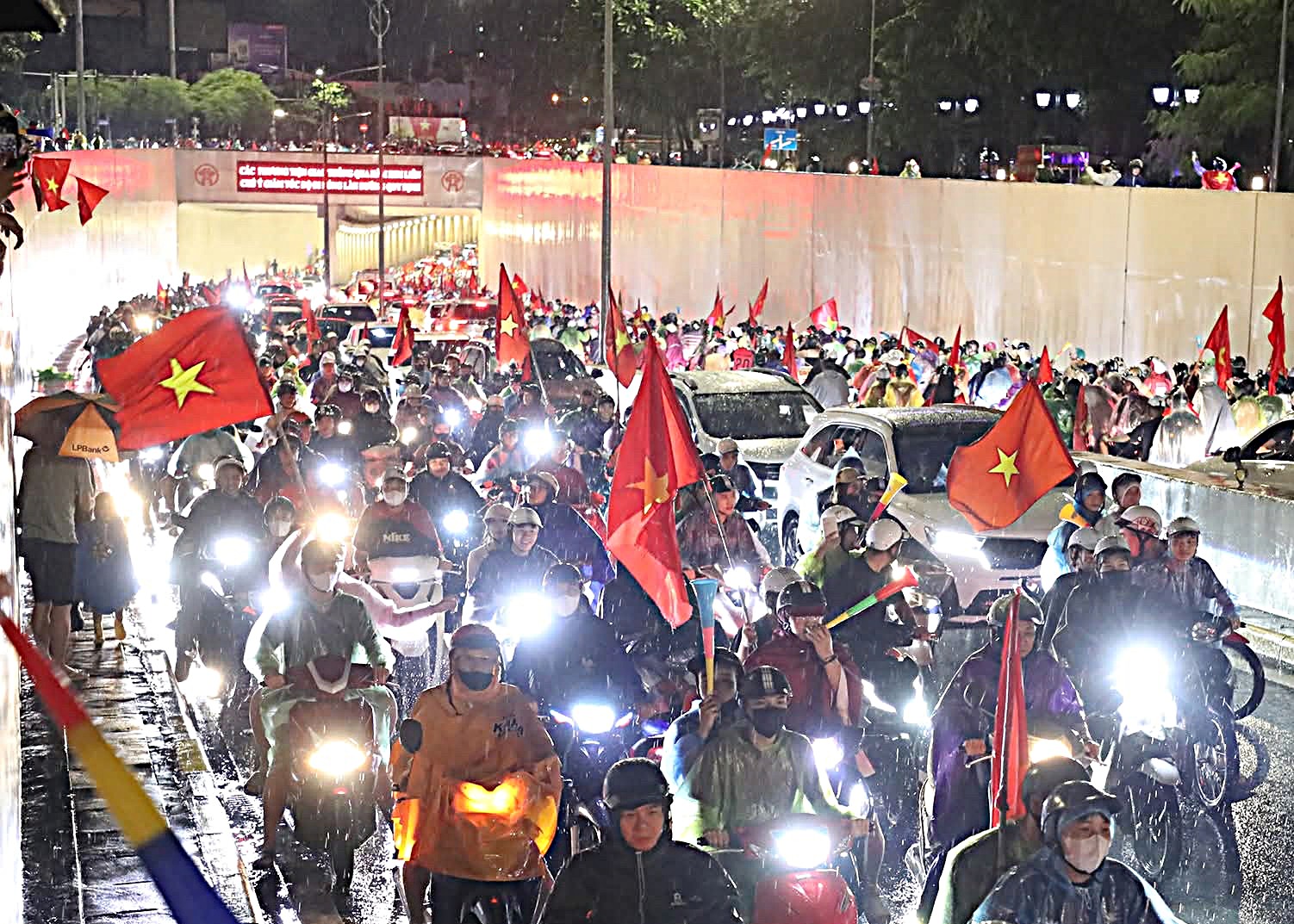 tuyen-viet-nam-1-17874412908841757573487 Hình ảnh người dân Hà Nội 'đi bão' dưới mưa mừng tuyển Việt Nam thắng Thái Lan- Ảnh 7.